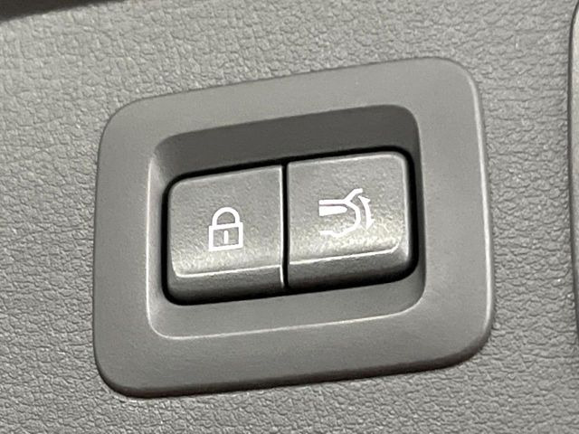 【パワーバックドア】スマートキーや運転席のボタンを押すだけでリアゲートが自動で開閉します!荷物を持っている時や、高い位置にあるバックドアを閉める際に便利な機能です♪