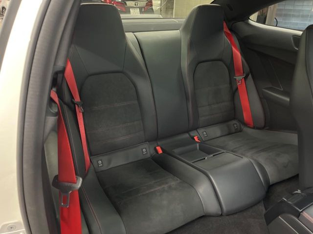 ●後部座席も気になるようなキズ・汚れやへたり等、大きなダメージはなく、良好な状態です。