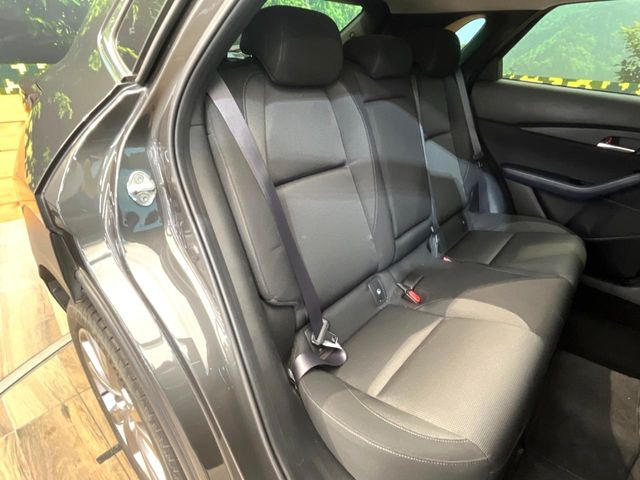 後部座席も気になるようなキズ・汚れやへたり等、大きなダメージはなく、良好な状態です。
