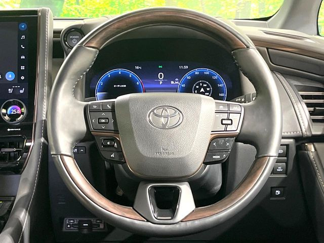 【ウッドコンビステアリング】高級感ある木目調パーツを採用した手に良く馴染むコンビハンドル。運転席廻りの雰囲気も一気に豪華になります!