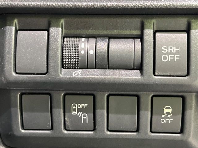 【リヤビークルディティクション】走行中、ドアミラーの死角になりやすい箇所に後続車が接近するとサイドミラー付近に警告を表示、ドライバーに注意喚起と、万一の際はハンドル操作をアシストをします。