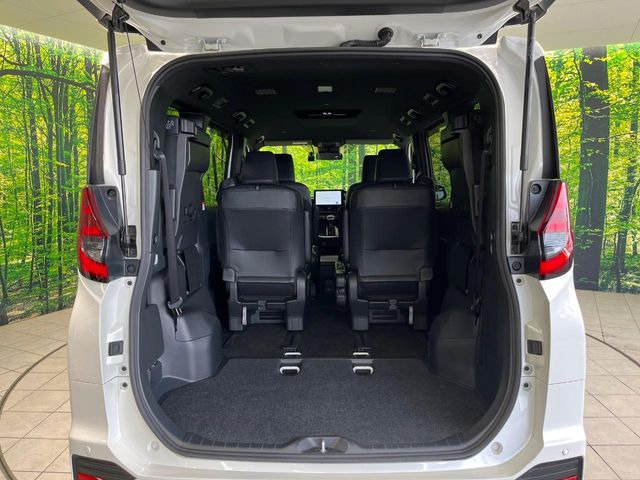 ���i�̂���������ʋ΁A���}���ɏ\���ȉ׎��X�y�[�X���m�ۂ��Ă���܂��B�Z�J���h�V�[�g��|���ƁA�傫�ȉו��̐ύڂ��\�ł���