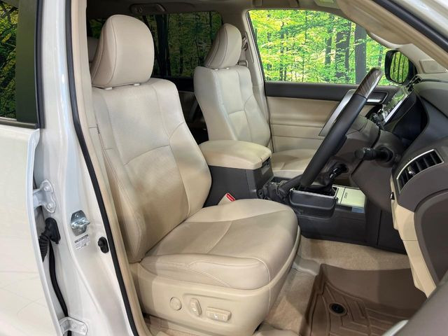 【ベージュレザーシート】デザイン性が高く、高級感のあるベージュ革シート。常に体に触れる部分だから、座り心地の良さにはこだわりたいですね♪汚れの付着や劣化を抑制する内装コーティング施工もおススメですよ♪