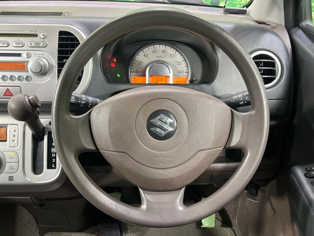 �C���e���A�ɍ��킹���f�U�C���̃X�e�A�����O�́A�^�]�������̂��Ƃ��l���A�^�]���₷���`��A�傫���ł��B�����x�A���ۂɐG���Ă��m���߂��������B