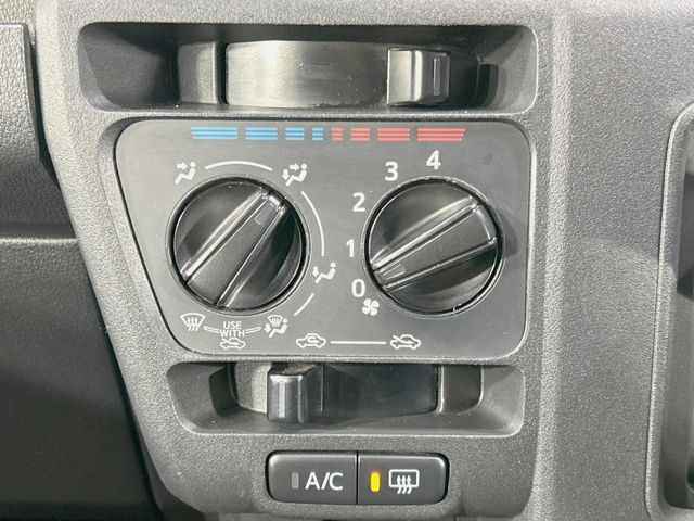 寒い冬も暑い夏も全席に快適な空調を届けてくれる、ダイヤル式エアコンを装備♪