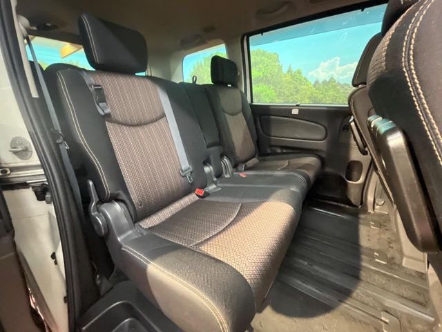 �Z�J���h�V�[�g�͒������������ƂȂ��Ă���A�X���C�h����ΒʘH�X�y�[�X���o��!�O��̈ړ����Ƃ��Ă��ȒP�ł�