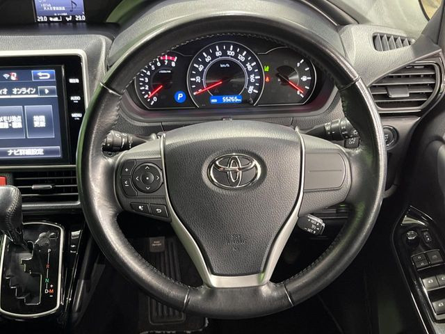 �C���e���A�ɍ��킹���f�U�C���̃X�e�A�����O�́A�^�]�������̂��Ƃ��l���A�^�]���₷���`��A�傫���ł��B�����x�A���ۂɐG���Ă��m���߂��������B