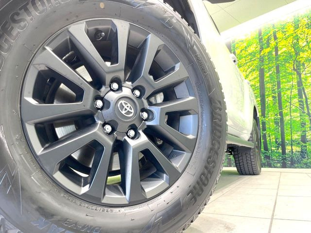 【グレード専用純正18インチアルミホイール】デザイン性の高い純正アルミホイールを装着しております。各種社外アルミホイールや、スタッドレスタイヤも取扱いしております。是非ご相談ください♪