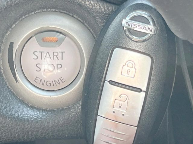 【インテリジェントキー】カバンやポケットに入れたままでもドアの施錠・解錠が可能なスマートキーを装備。エンジンのオン・オフ時もカギを取り出す必要が無いからとっても便利です♪