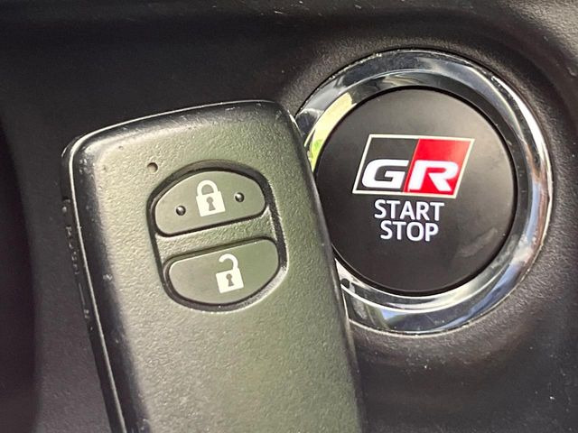 【スマートキー】カバンやポケットに入れたままでもドアの施錠・解錠が可能なスマートキーを装備。エンジンのオン・オフ時もカギを取り出す必要が無いからとっても便利です♪