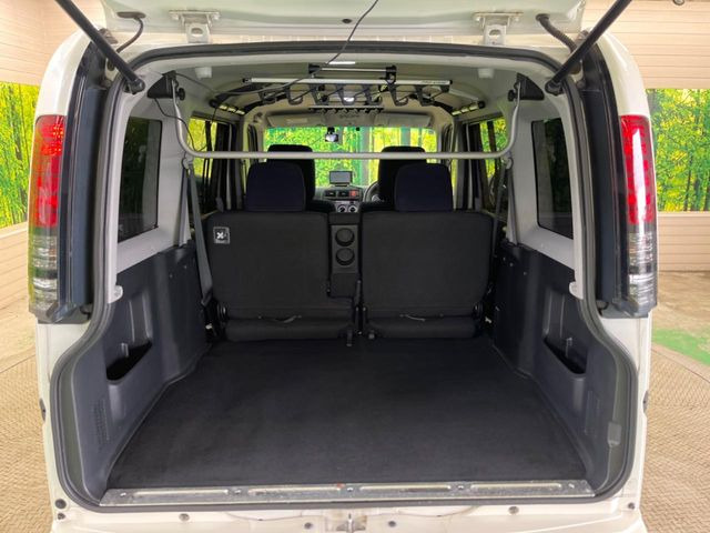 ���i�̂���������ʋ΁A���}���ɏ\���ȉ׎��X�y�[�X���m�ۂ��Ă���܂��B�Z�J���h�V�[�g��|���ƁA�傫�ȉו��̐ύڂ��\�ł���