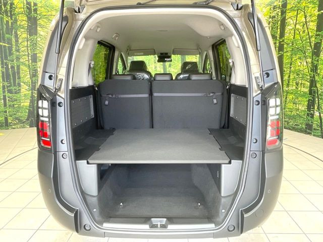 積み下ろしのしやすいデッキにはたっぷりと荷物を積み込んでいただけます。遊びから仕事まで、様々なシーンで頼れます♪