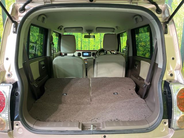 ���i�̂���������ʋ΁A���}���ɏ\���ȉ׎��X�y�[�X���m�ۂ��Ă���܂��B�Z�J���h�V�[�g��|���ƁA�傫�ȉו��̐ύڂ��\�ł���