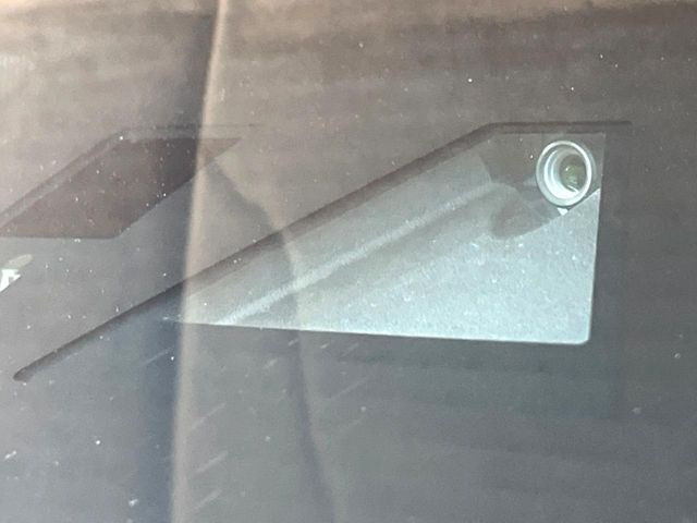 【i-ACTIVESENSE】走行中に前方の車両等を認識し、衝突しそうな時は警報とブレーキで衝突回避と被害軽減をアシスト。より安全にドライブをお楽しみいただけます。