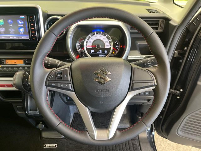 �C���e���A�ɍ��킹���f�U�C���̃X�e�A�����O�́A�^�]�������̂��Ƃ��l���A�^�]���₷���`��A�傫���ł��B�����x�A���ۂɐG���Ă��m���߂��������B