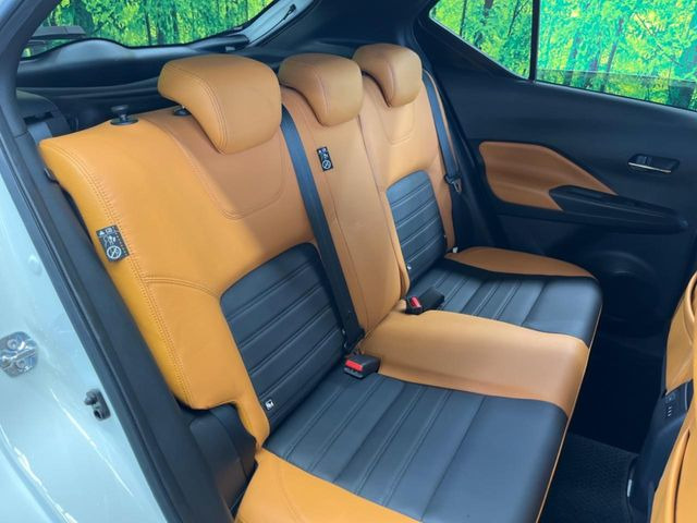 後部座席も気になるようなキズ・汚れやへたり等、大きなダメージはなく、良好な状態です。