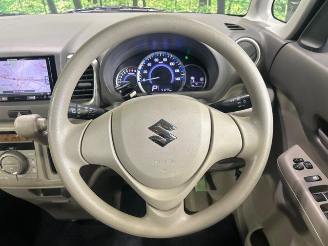 �C���e���A�ɍ��킹���f�U�C���̃X�e�A�����O�́A�^�]�������̂��Ƃ��l���A�^�]���₷���`��A�傫���ł��B�����x�A���ۂɐG���Ă��m���߂��������B