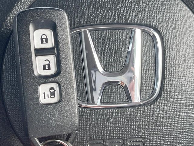 �yHonda�X�}�[�g�L�[�z�J�o����|�P�b�g�ɓ��ꂽ�܂܂ł��h�A�̎{���E�������\�ȃX�}�[�g�L�[�𑕔��B�G���W���̃I���E�I�t�����J�M�����o���K�v����������Ƃ��Ă��֗��ł���