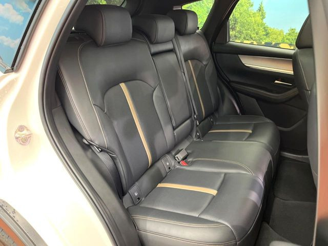 後部座席も気になるようなキズ・汚れやへたり等、大きなダメージはなく、良好な状態です。
