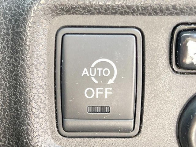 【アイドリングストップ】赤信号や渋滞で停車した際にエンジンを停止し、無駄な燃料の消費を抑えます。燃費向上や環境保護につなげる機能♪エンジンはブレーキを離せば再始動します。