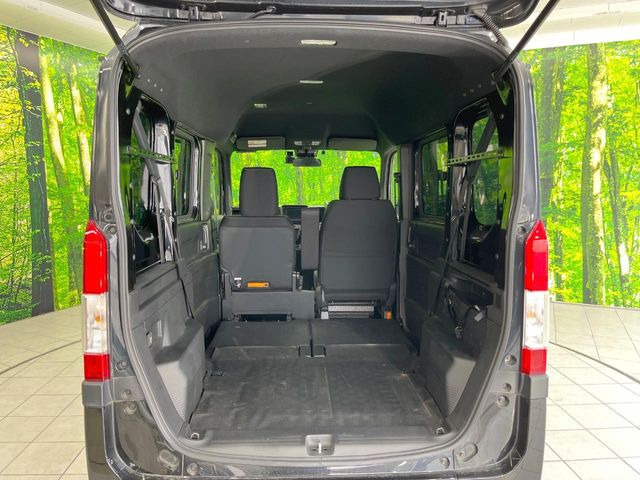 ���i�̂���������ʋ΁A���}���ɏ\���ȉ׎��X�y�[�X���m�ۂ��Ă���܂��B�Z�J���h�V�[�g��|���ƁA�傫�ȉו��̐ύڂ��\�ł���