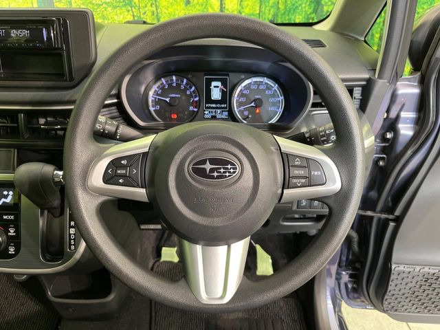 �C���e���A�ɍ��킹���f�U�C���̃X�e�A�����O�́A�^�]�������̂��Ƃ��l���A�^�]���₷���`��A�傫���ł��B�����x�A���ۂɐG���Ă��m���߂��������B