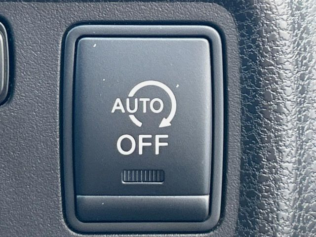 【アイドリングストップ】赤信号や渋滞で停車した際にエンジンを停止し、無駄な燃料の消費を抑えます。燃費向上や環境保護につなげる機能♪エンジンはブレーキを離せば再始動します。