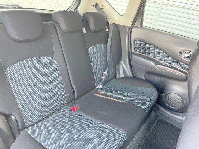 広々とした2列目シートは居住性が高く、居心地も快適!友達や家族とのお出かけにぴったりです。ベビーシートやチャイルドシート使用時も快適にお過ごしいただける十分な空間を確保しています。