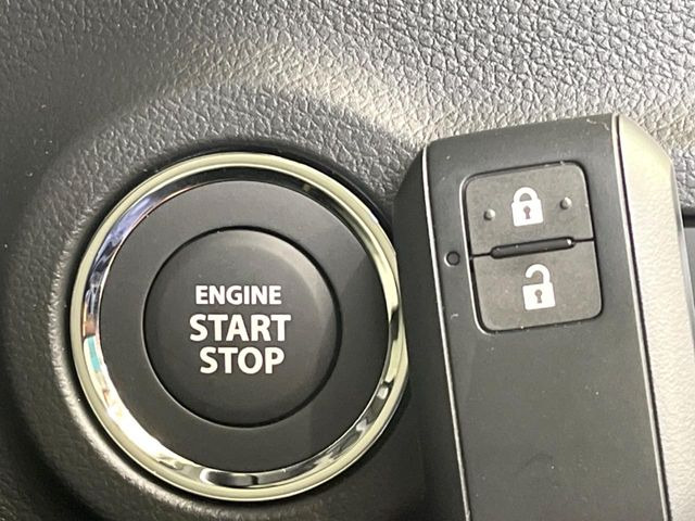 【キーレススタートシステム】カバンやポケットに入れたままでもドアの施錠・解錠が可能なスマートキーを装備。エンジンのオン・オフ時もカギを取り出す必要が無いからとっても便利です♪