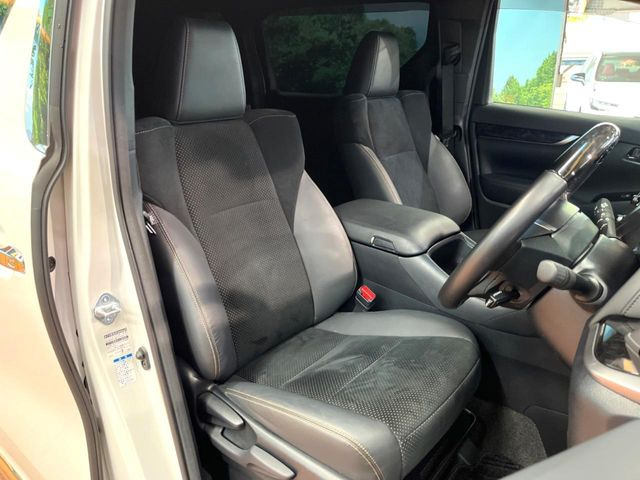 運転席シート廻りは使用感も少なく、良好な状態となっています。丁寧に使われていたことがよくわかりますね。