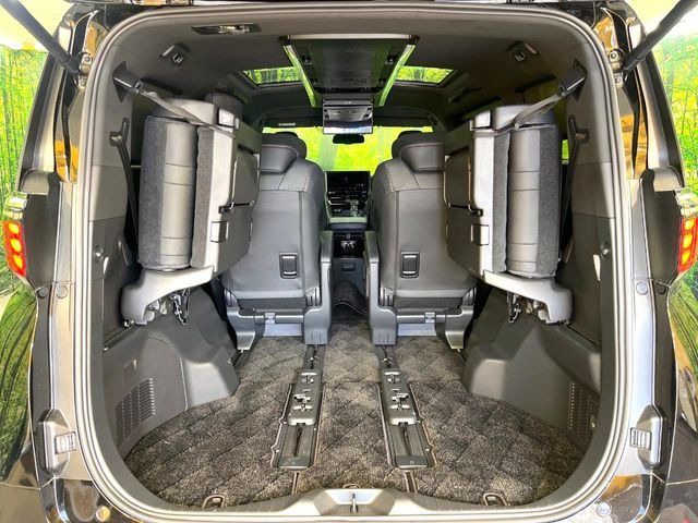 ラゲッジルームは、大容量のスペースを確保。普段のお買い物からレジャーまで、幅広く活躍してくれます!また、リアシートを倒すことでバリエーション豊かにお使いいただけます。