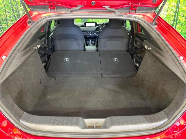 ���i�̂���������ʋ΁A���}���ɏ\���ȉ׎��X�y�[�X���m�ۂ��Ă���܂��B�Z�J���h�V�[�g��|���ƁA�傫�ȉו��̐ύڂ��\�ł���