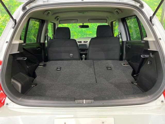 ���i�̂���������ʋ΁A���}���ɏ\���ȉ׎��X�y�[�X���m�ۂ��Ă���܂��B�Z�J���h�V�[�g��|���ƁA�傫�ȉו��̐ύڂ��\�ł���