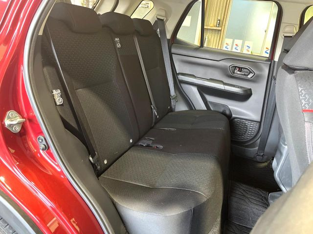 後部座席も気になるようなキズ・汚れやへたり等、大きなダメージはなく、良好な状態です。