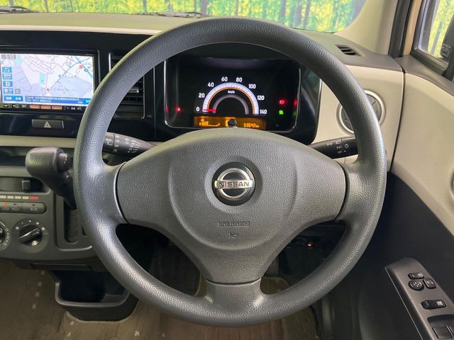 �C���e���A�ɍ��킹���f�U�C���̃X�e�A�����O�́A�^�]�������̂��Ƃ��l���A�^�]���₷���`��A�傫���ł��B�����x�A���ۂɐG���Ă��m���߂��������B