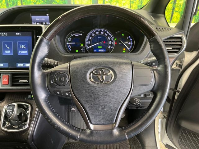 �C���e���A�ɍ��킹���f�U�C���̃X�e�A�����O�́A�^�]�������̂��Ƃ��l���A�^�]���₷���`��A�傫���ł��B�����x�A���ۂɐG���Ă��m���߂��������B