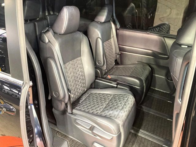 後部座席も気になるようなキズ・汚れやへたり等、大きなダメージはなく、良好な状態です。