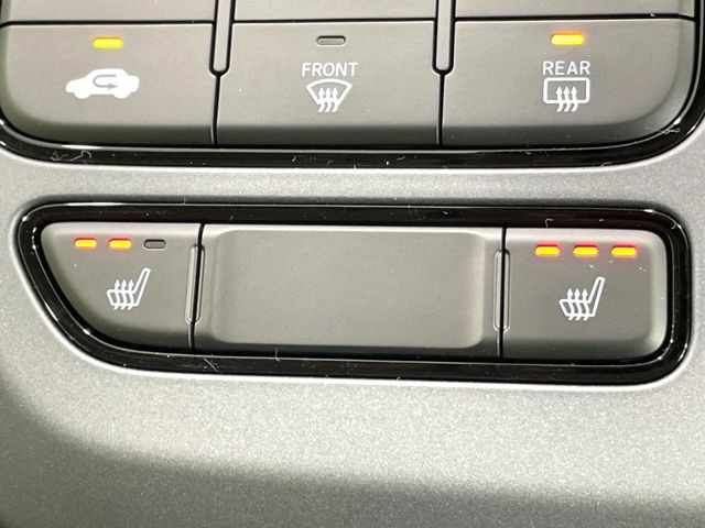 【シートヒーター】寒い日に重宝するシートヒーター!エアコンより早く温まってくれるので寒がりの人も安心ですね♪エアコンの温風は乾燥するから苦手、という方にもをおすすめです。