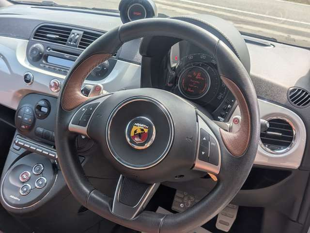 アバルト595ツーリズモ リミテッド