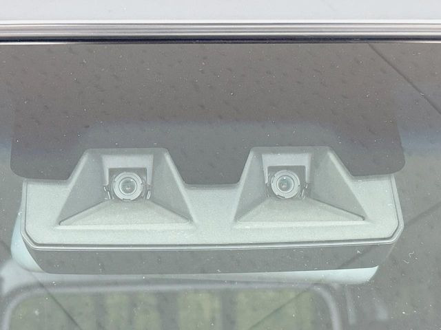 【スマートアシスト】走行中に前方の車両等を認識し、衝突しそうな時は警報とブレーキで衝突回避と被害軽減をアシスト。より安全にドライブをお楽しみいただけます。