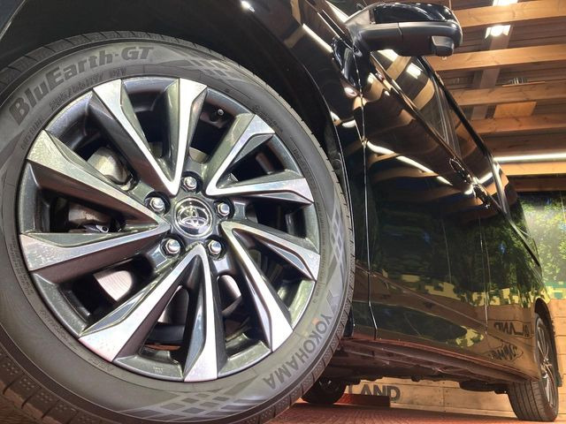 【純正17インチアルミホイール】外観にマッチした純正アルミホイールを装着しております。各種社外アルミホイールや、スタッドレスタイヤも取扱いしております。是非ご相談ください♪