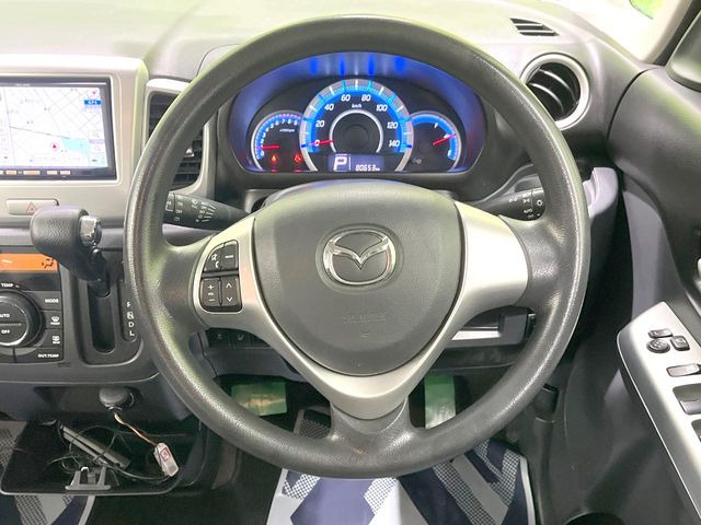 �C���e���A�ɍ��킹���f�U�C���̃X�e�A�����O�́A�^�]�������̂��Ƃ��l���A�^�]���₷���`��A�傫���ł��B�����x�A���ۂɐG���Ă��m���߂��������B