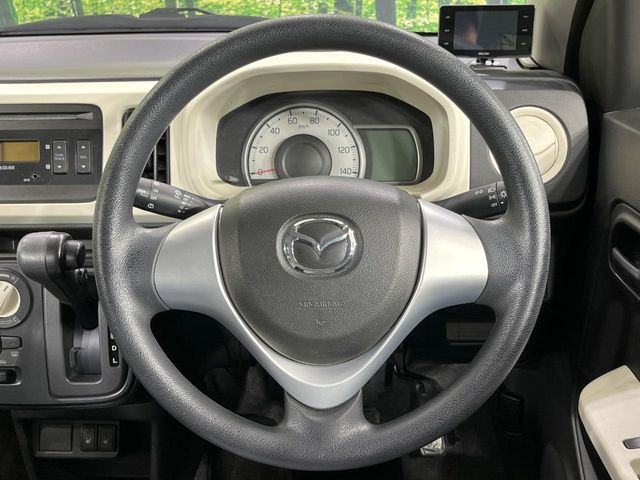 �C���e���A�ɍ��킹���f�U�C���̃X�e�A�����O�́A�^�]�������̂��Ƃ��l���A�^�]���₷���`��A�傫���ł��B�����x�A���ۂɐG���Ă��m���߂��������B