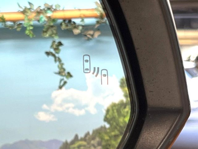 【ブラインドスポットモニター】走行中、ドアミラーの死角になりやすい箇所に後続車が接近するとサイドミラーのレンズに警告を表示!ドライバーに注意喚起をしてくれます。