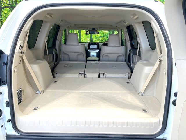 後席を格納すると、これだけの広さが!シーンに合わせたシートアレンジで、大きな荷物も積むことが出来ます♪