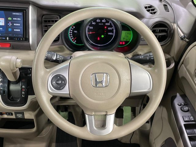 �C���e���A�ɍ��킹���f�U�C���̃X�e�A�����O�́A�^�]�������̂��Ƃ��l���A�^�]���₷���`��A�傫���ł��B�����x�A���ۂɐG���Ă��m���߂��������B