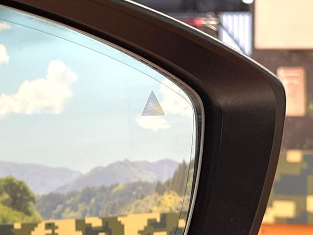 【ブラインドスポットモニタリング】走行中、ドアミラーの死角になりやすい箇所に後続車が接近するとサイドミラー付近に警告を表示、ドライバーに注意喚起をしてくれます。