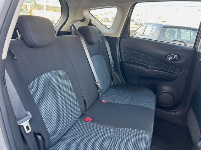 広々とした2列目シートは居住性が高く、居心地も快適!友達や家族とのお出かけにぴったりです。ベビーシートやチャイルドシート使用時も快適にお過ごしいただける十分な空間を確保しています。