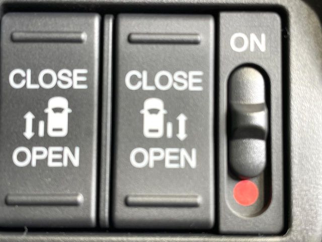 【両側パワースライドドア】スマートキーや運転席のスイッチで後席両側スライドドアの開閉が可能♪電動だから力を入れてドアを開ける必要が無く、小さなお子様でも簡単に開け閉めでき快適です♪