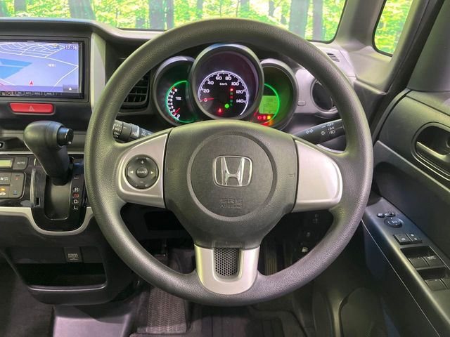 �C���e���A�ɍ��킹���f�U�C���̃X�e�A�����O�́A�^�]�������̂��Ƃ��l���A�^�]���₷���`��A�傫���ł��B�����x�A���ۂɐG���Ă��m���߂��������B